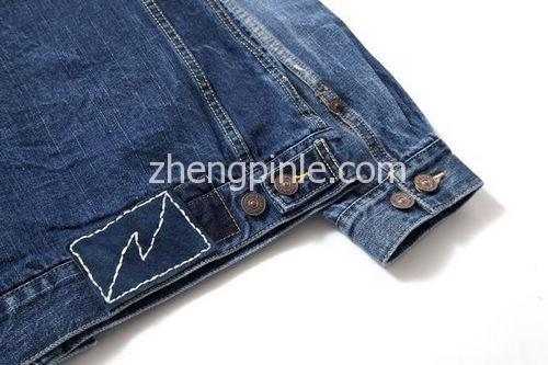 F.I.L Indigo Camping Trailer牛仔制品上的品牌标志